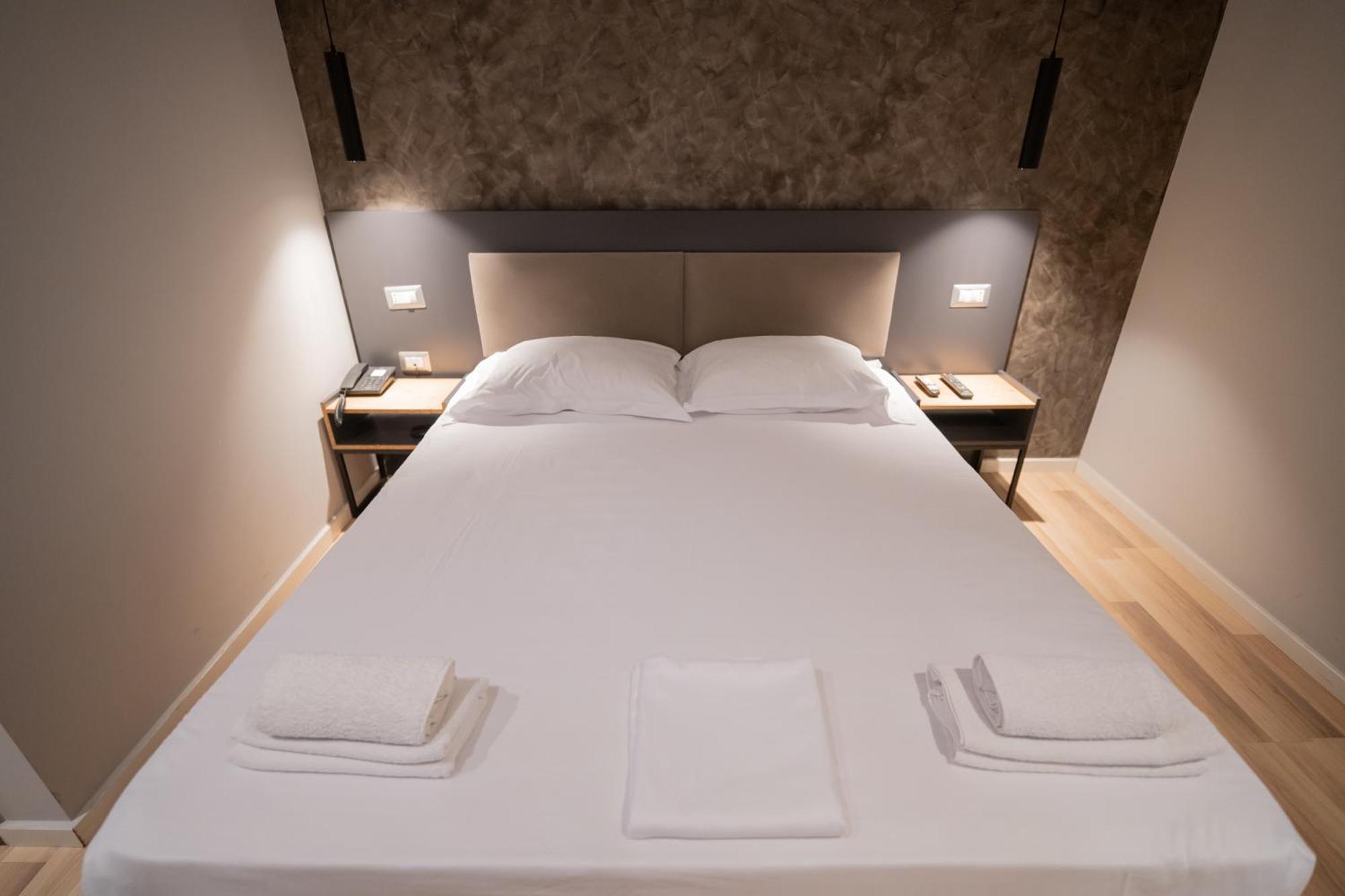 Center Boutique Hotel Tiranë Luaran gambar