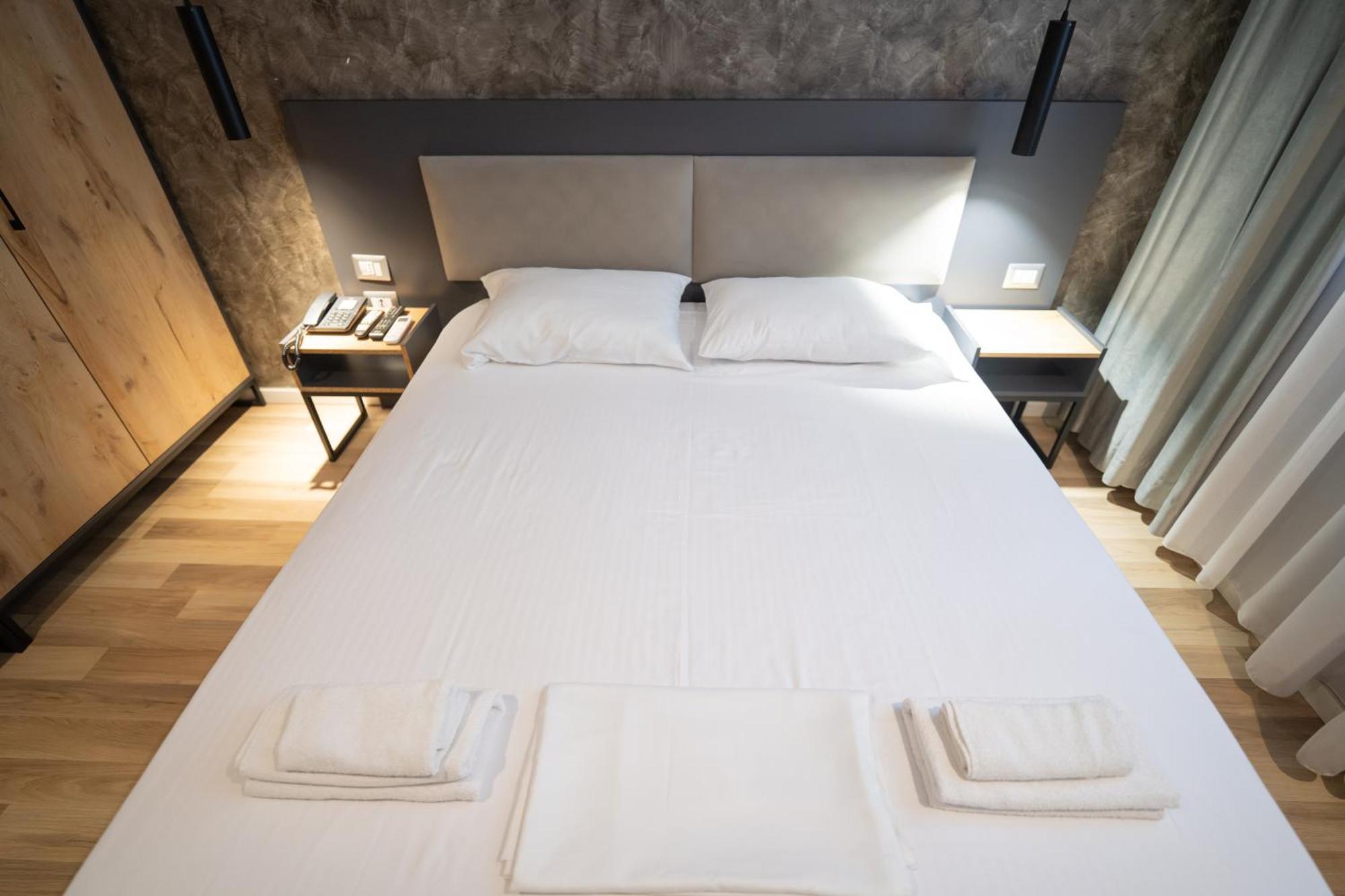 Center Boutique Hotel Tiranë Luaran gambar