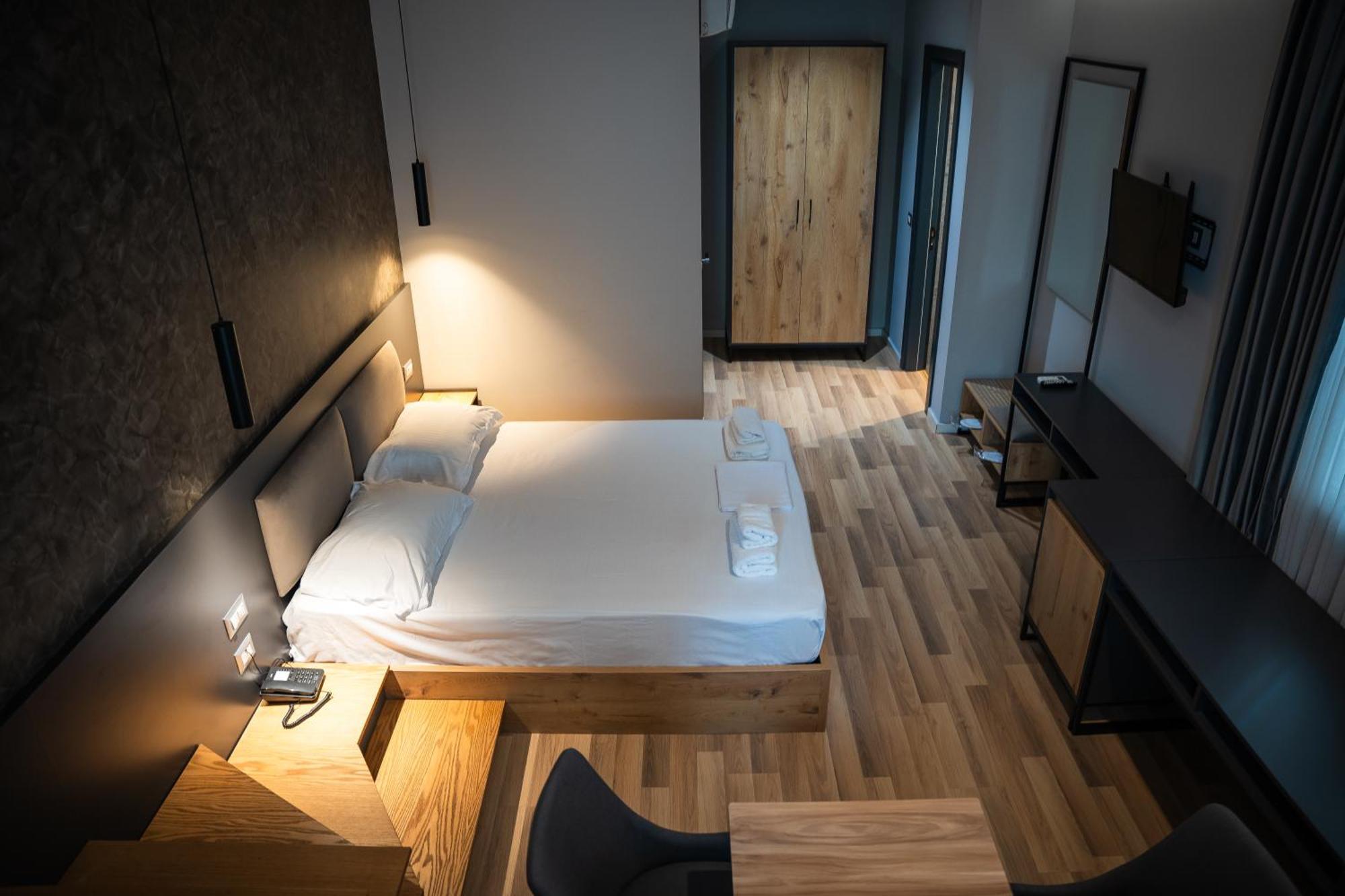 Center Boutique Hotel Tiranë Luaran gambar