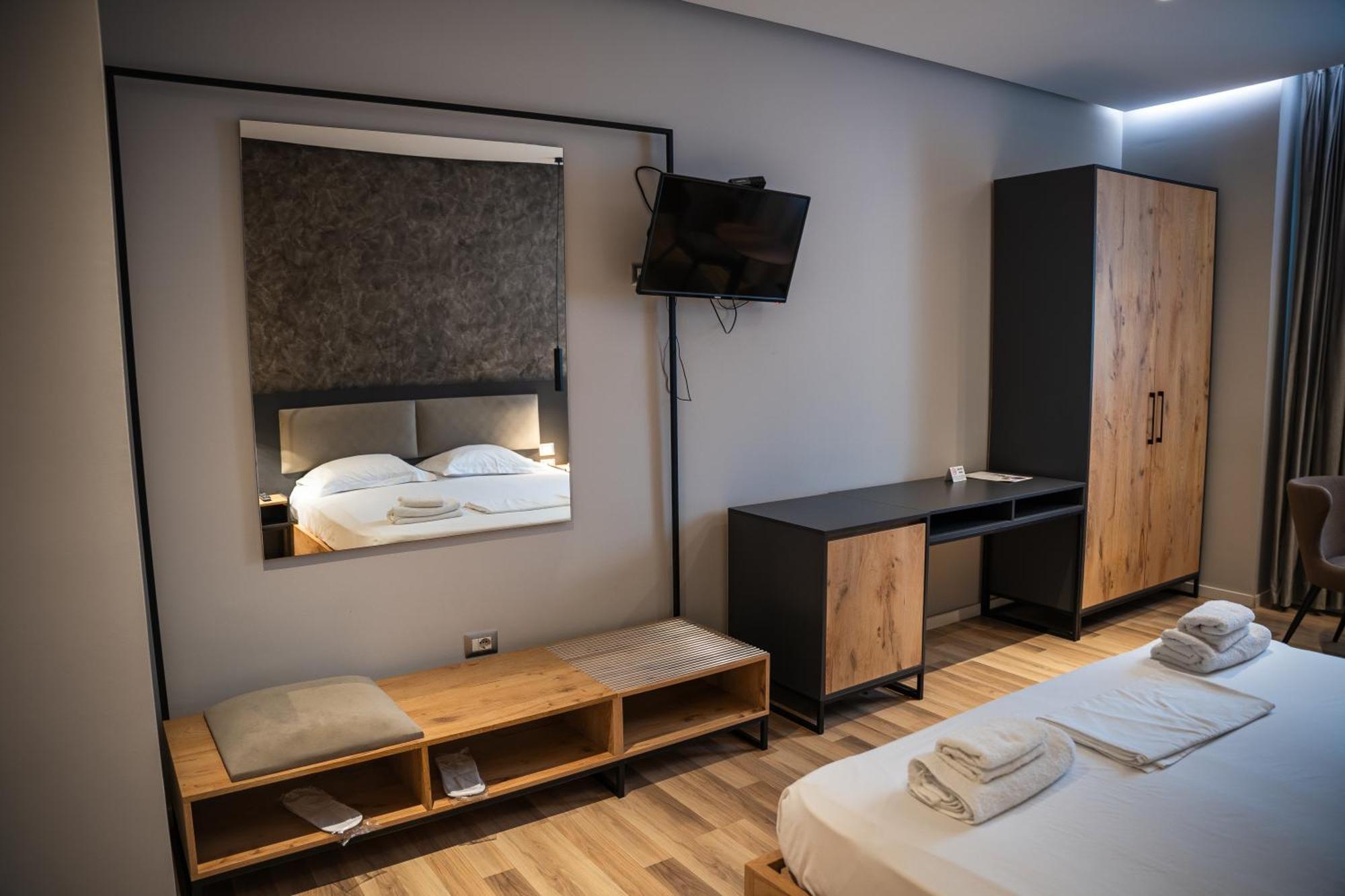 Center Boutique Hotel Tiranë Luaran gambar