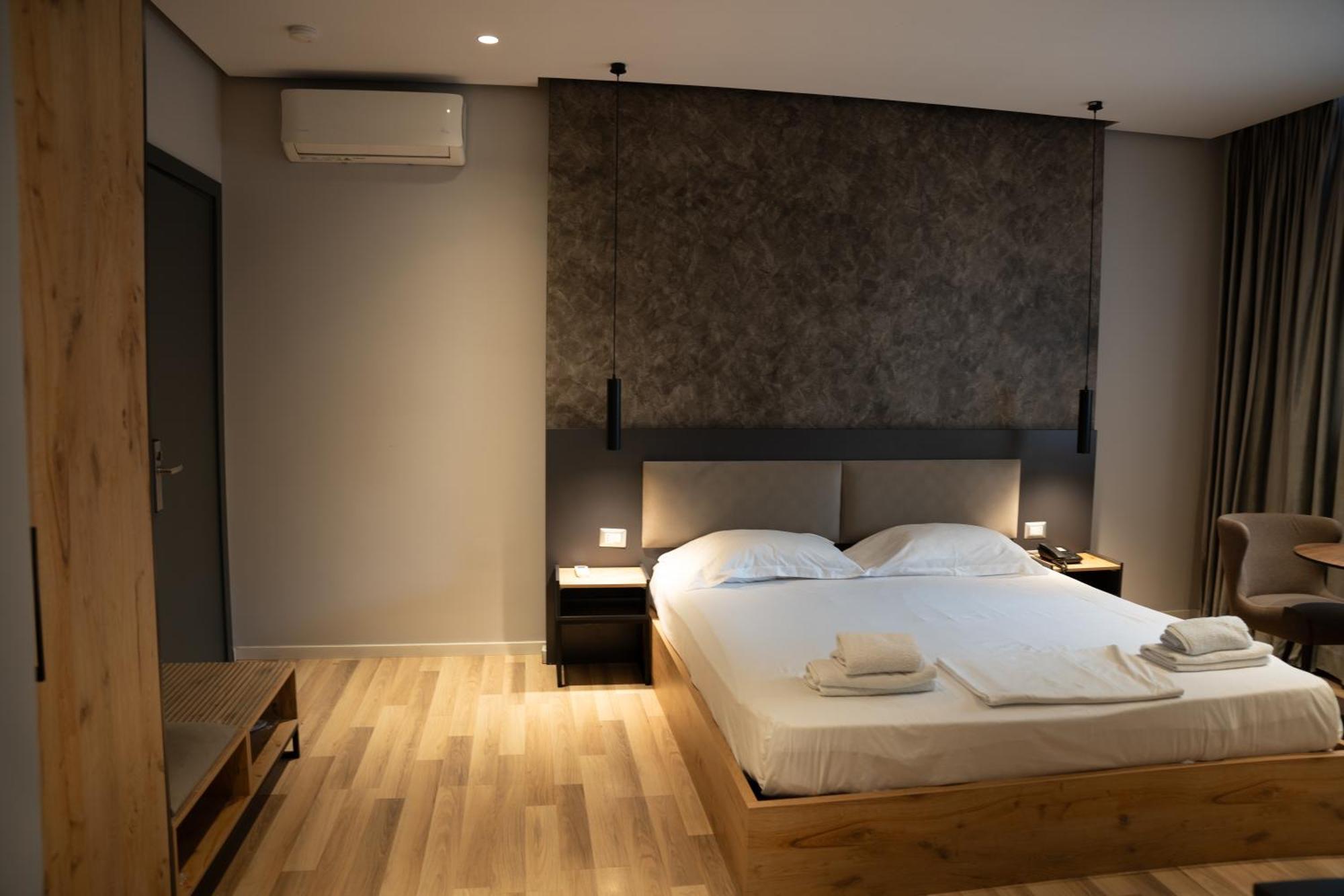 Center Boutique Hotel Tiranë Luaran gambar
