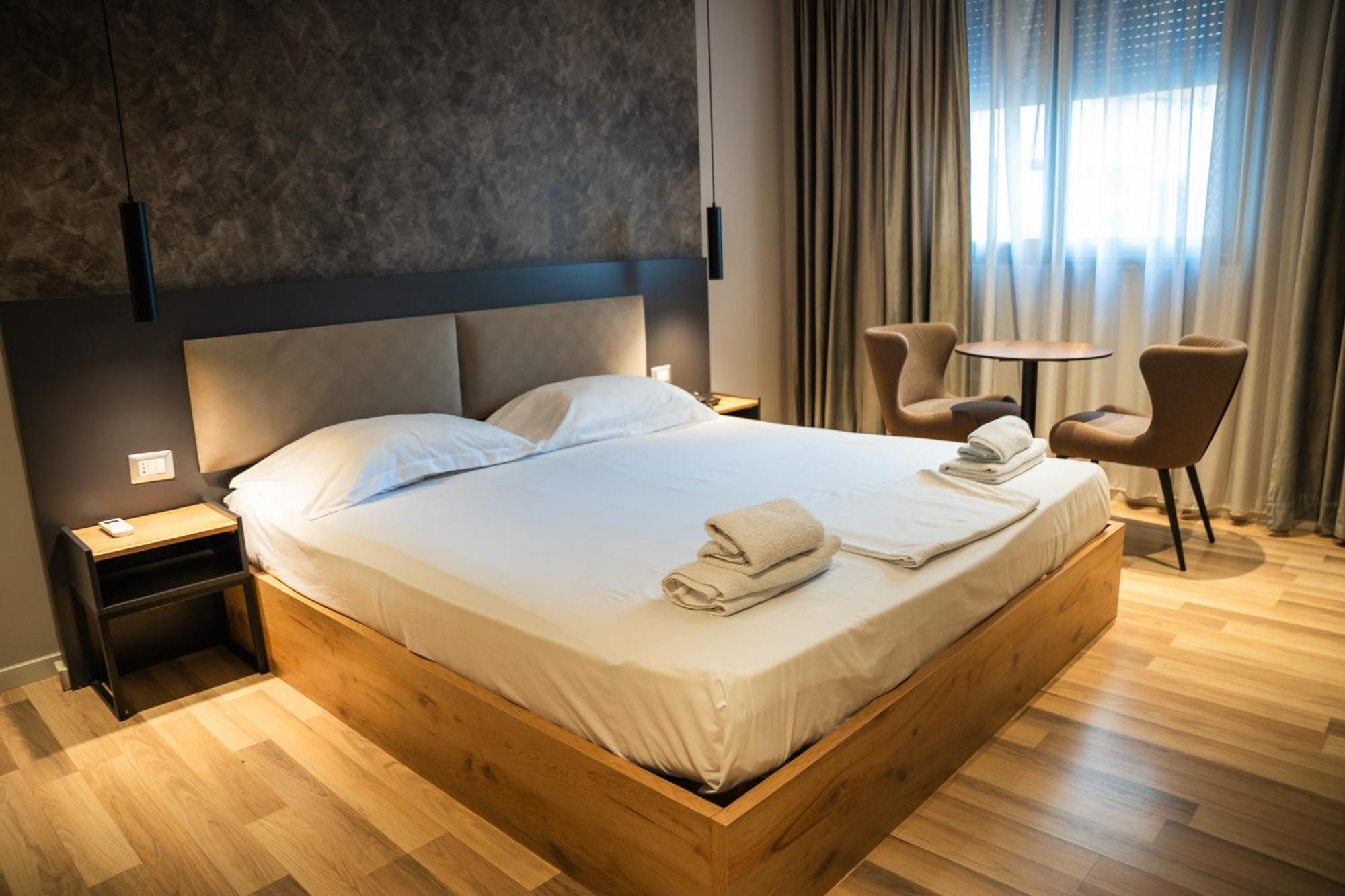 Center Boutique Hotel Tiranë Luaran gambar