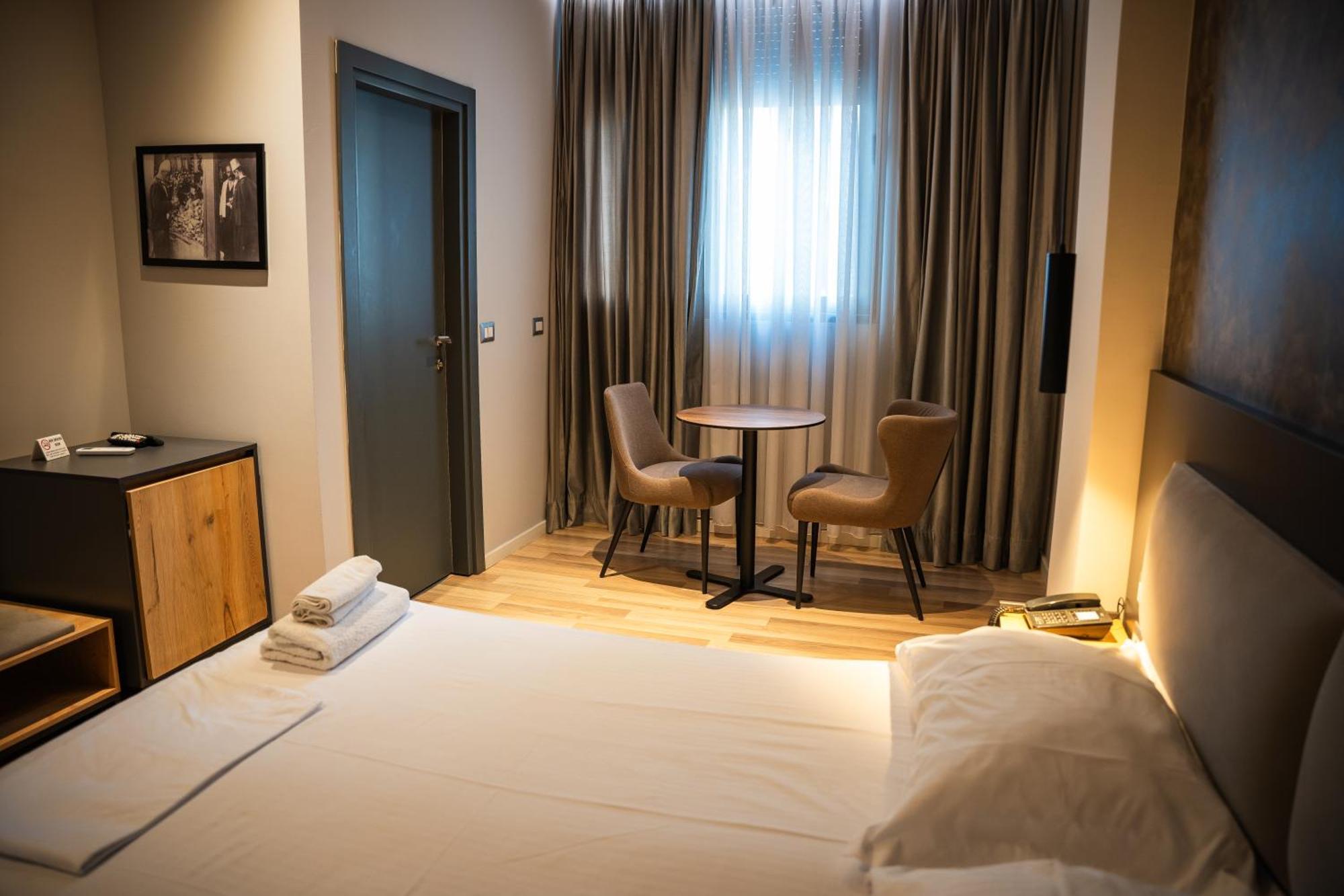 Center Boutique Hotel Tiranë Luaran gambar