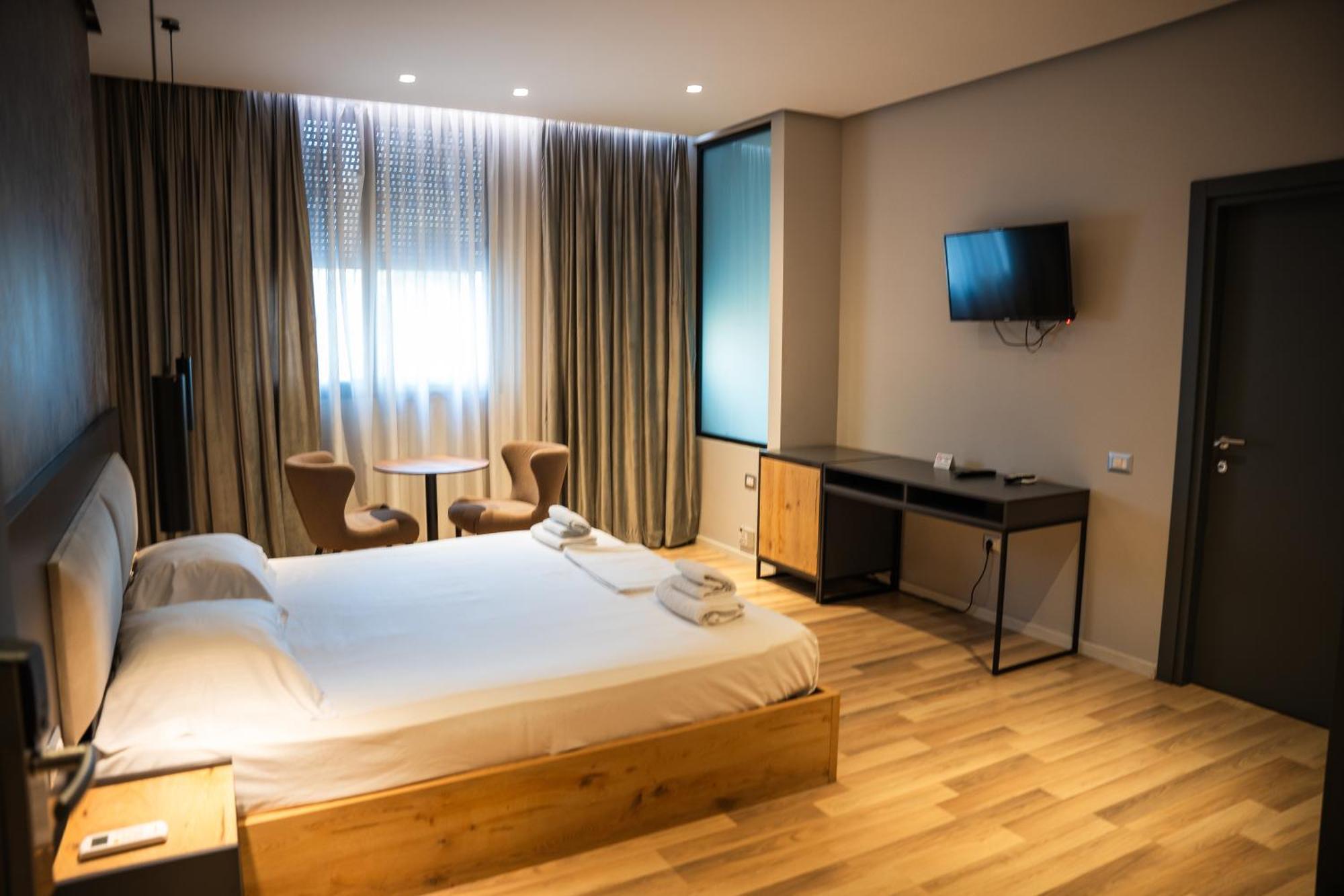 Center Boutique Hotel Tiranë Luaran gambar