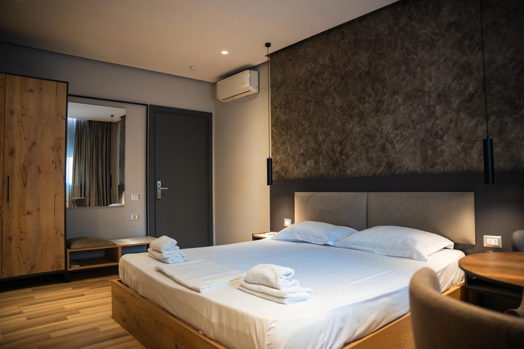 Center Boutique Hotel Tiranë Luaran gambar