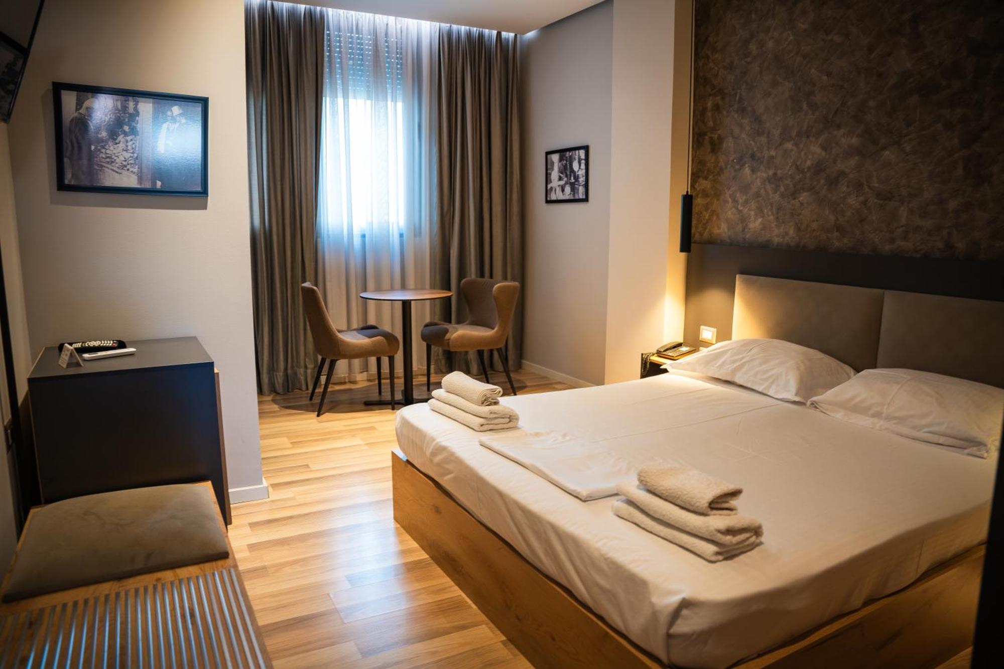 Center Boutique Hotel Tiranë Luaran gambar