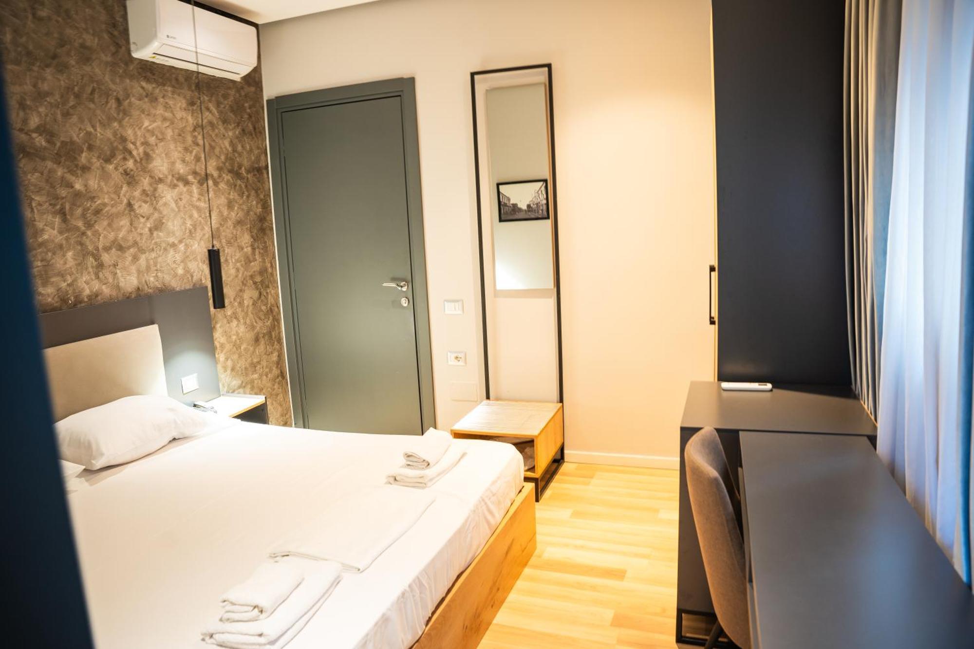 Center Boutique Hotel Tiranë Luaran gambar