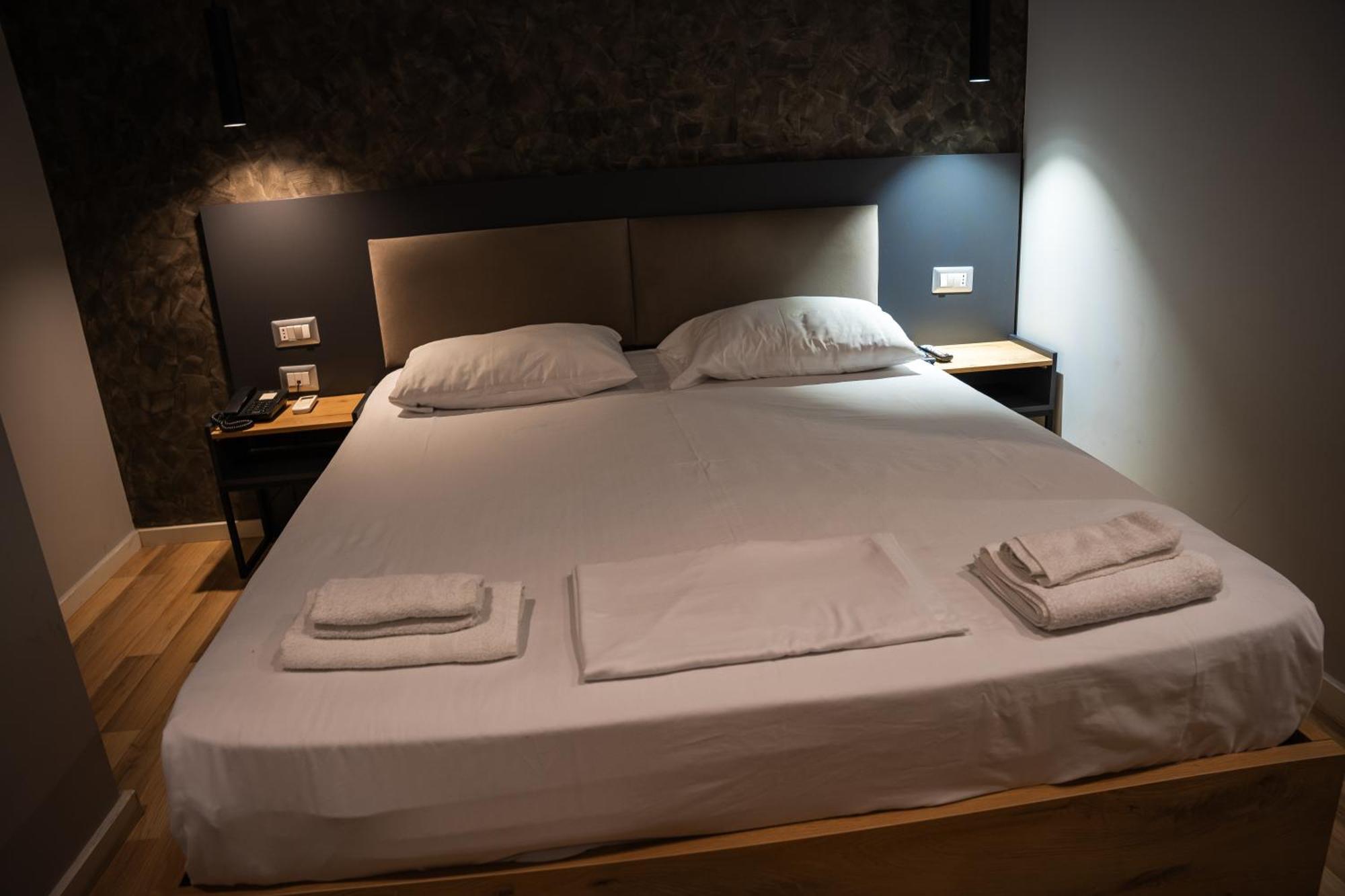 Center Boutique Hotel Tiranë Luaran gambar