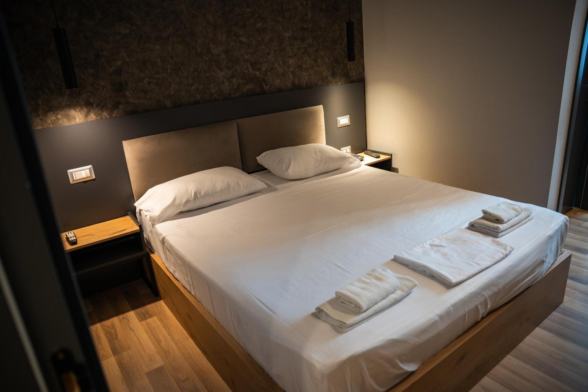 Center Boutique Hotel Tiranë Luaran gambar