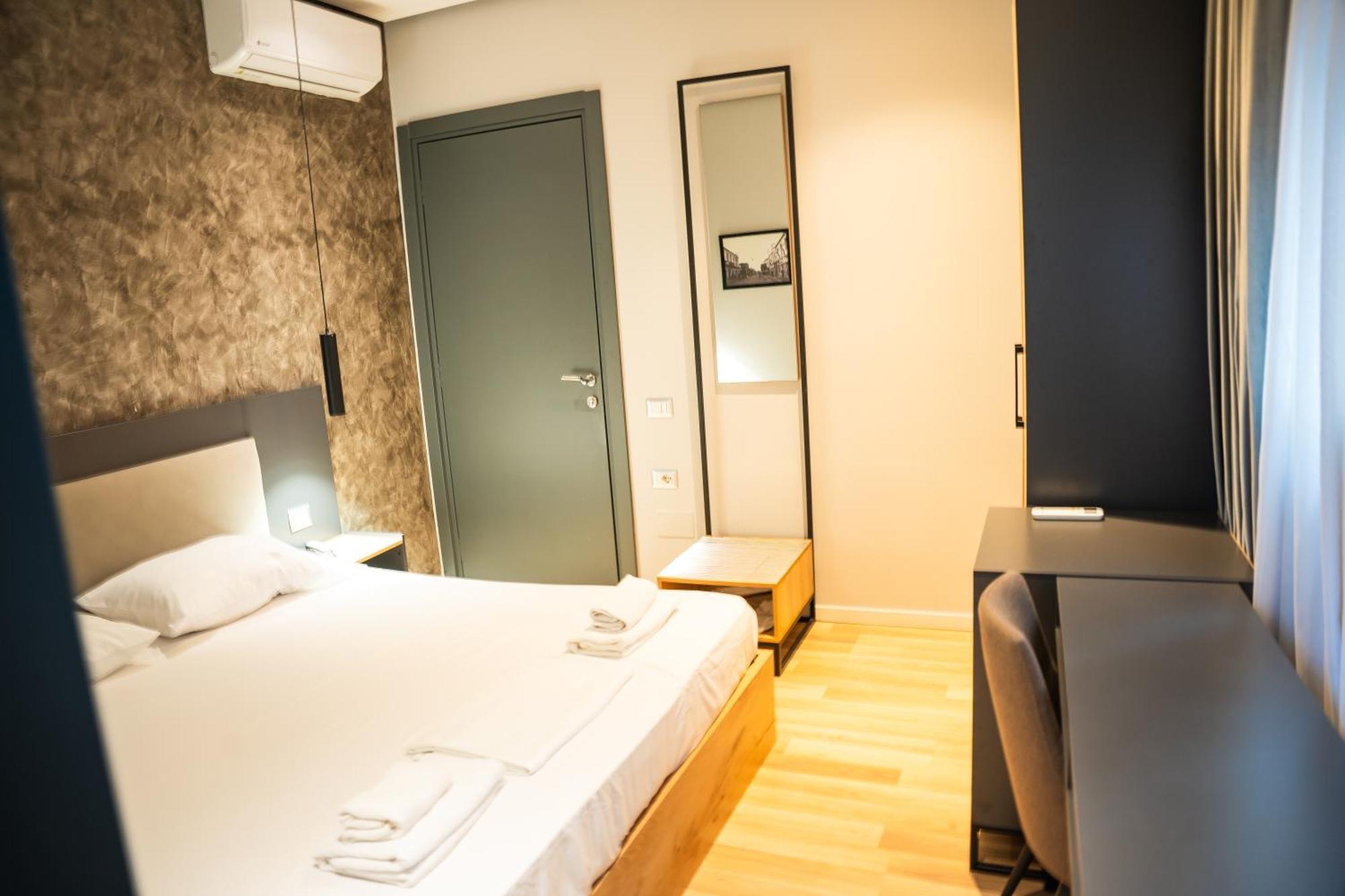 Center Boutique Hotel Tiranë Luaran gambar