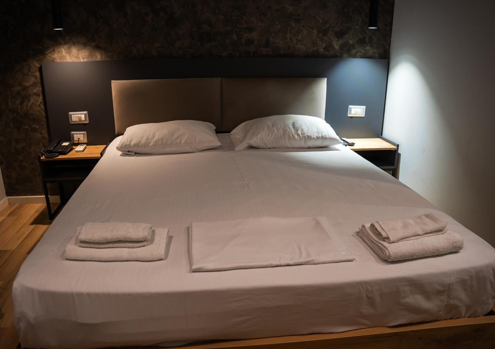 Center Boutique Hotel Tiranë Luaran gambar