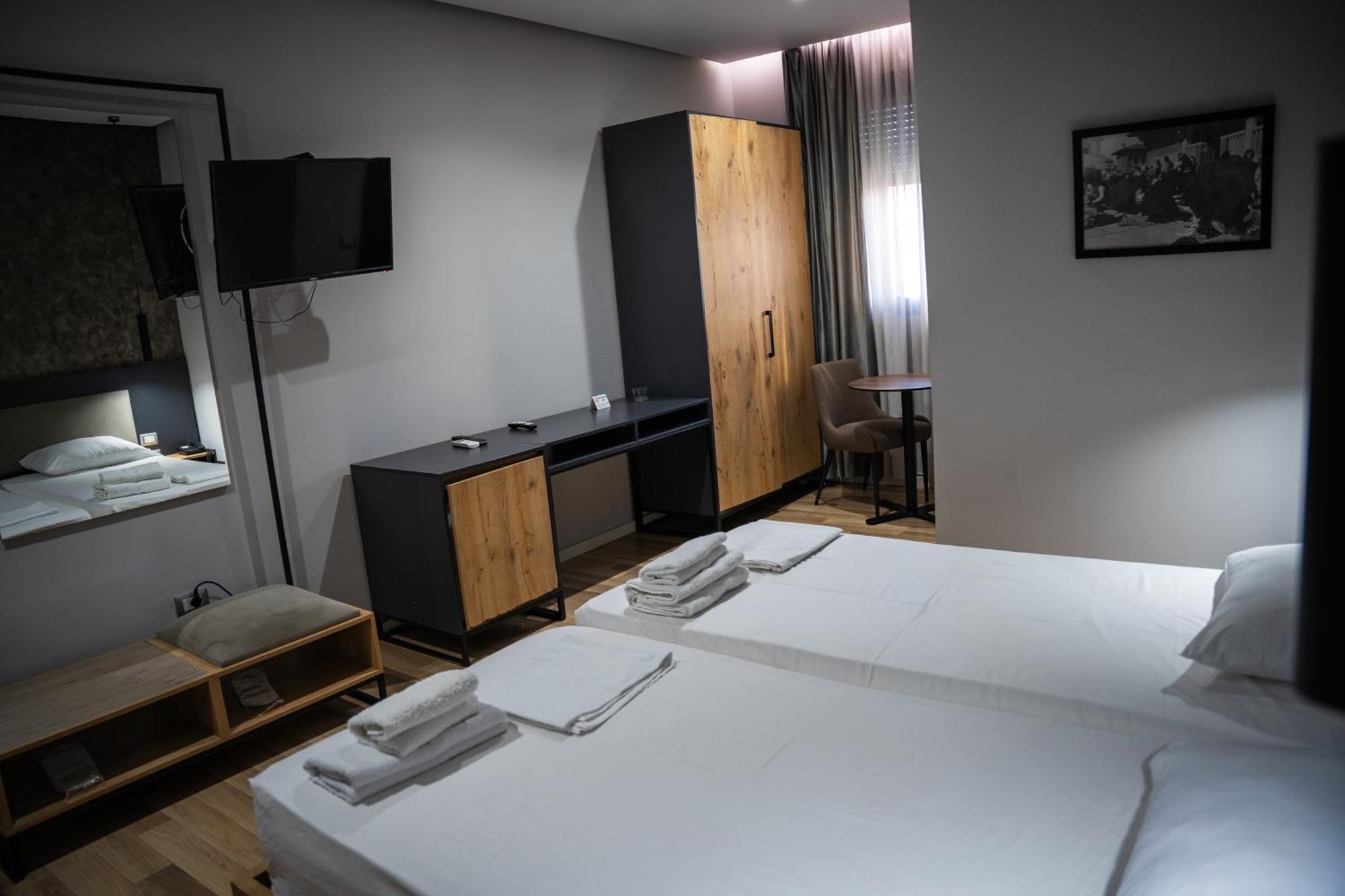 Center Boutique Hotel Tiranë Luaran gambar