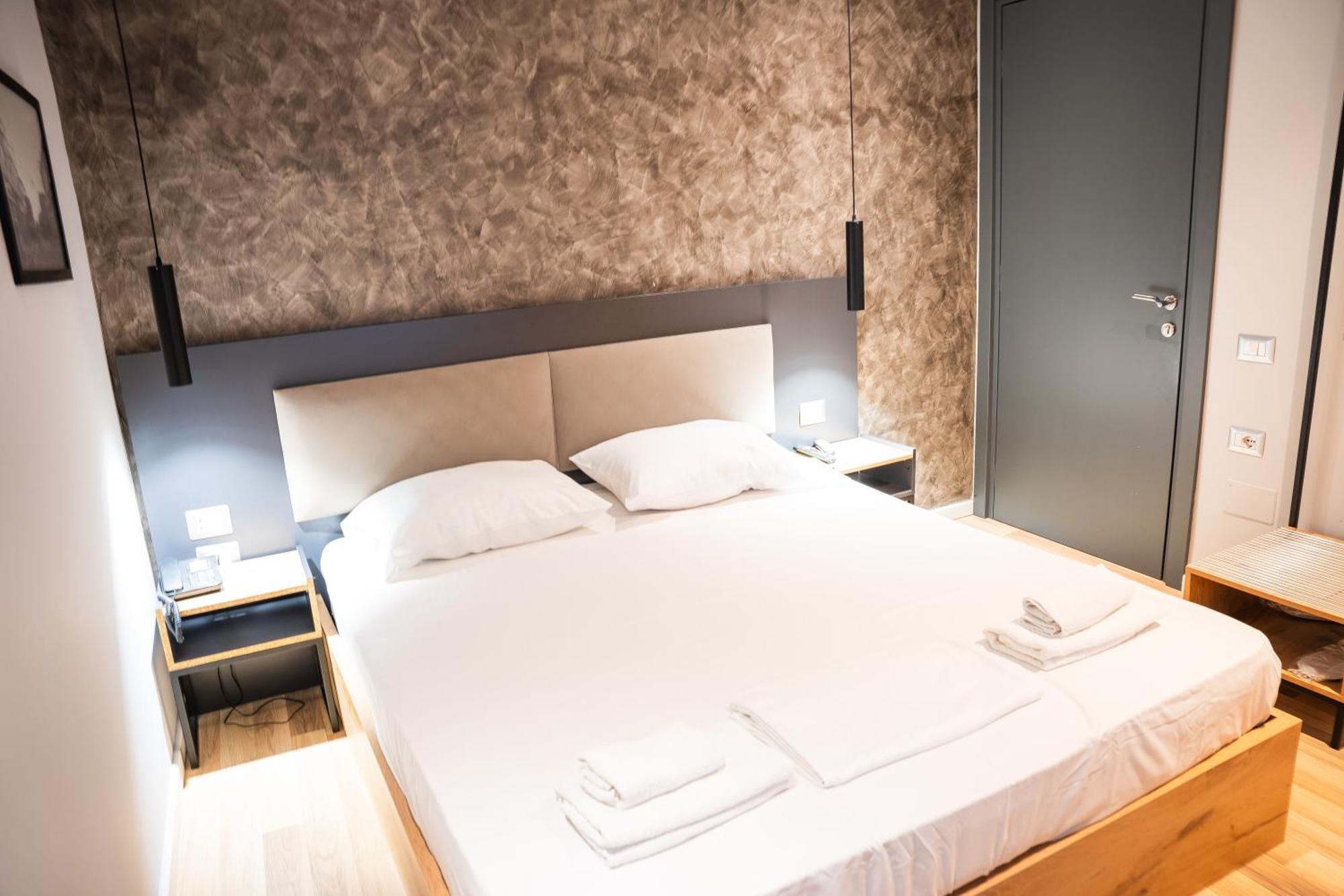 Center Boutique Hotel Tiranë Luaran gambar