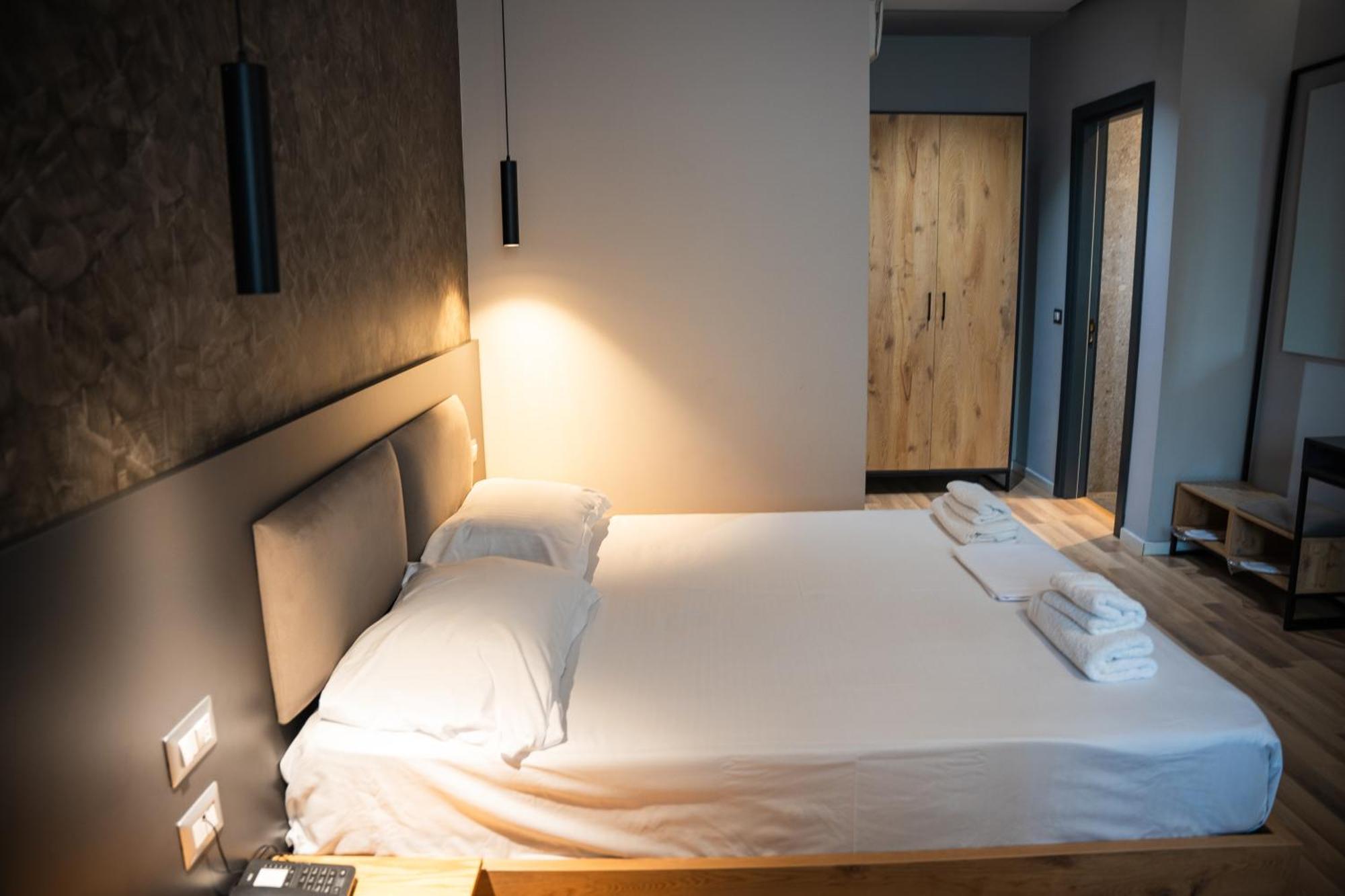 Center Boutique Hotel Tiranë Luaran gambar