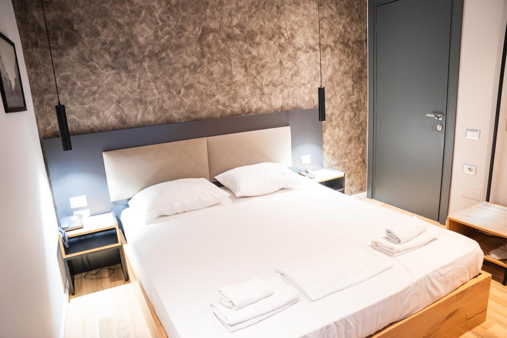 Center Boutique Hotel Tiranë Luaran gambar